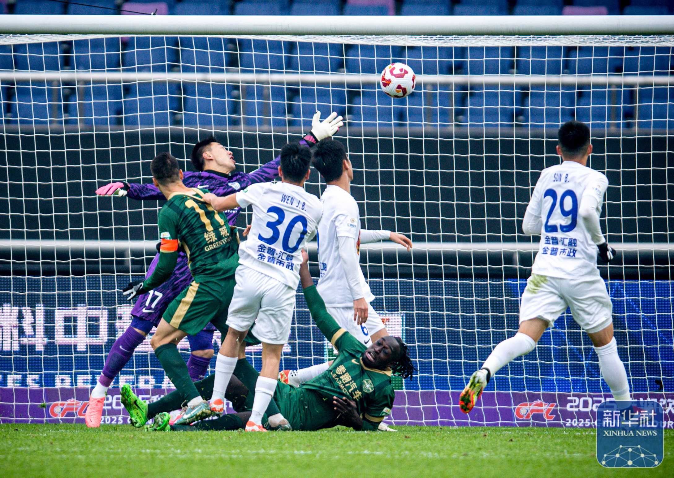 国内足球职业联赛战役进行中，球队实力对比开启角逐的简单介绍