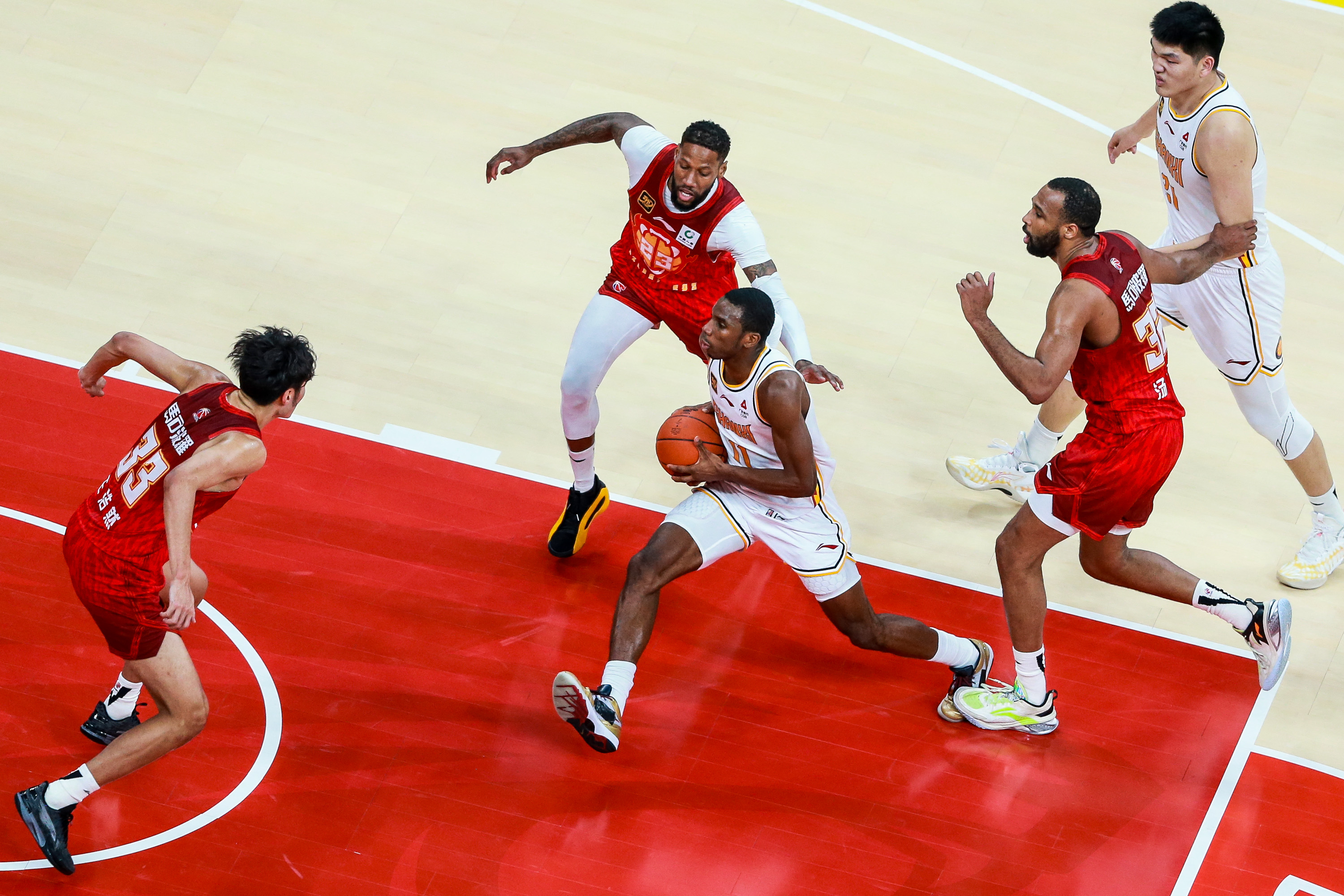 激烈对抗即将上演：球队全力备战下场比赛