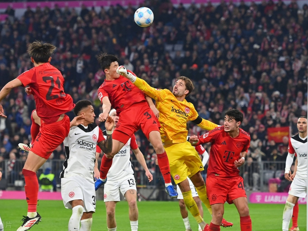 法兰克福球队训练热情高涨,备战下一场比赛的简单介绍 法兰克福球队训练热情高涨,备战下一场比赛的简单介绍