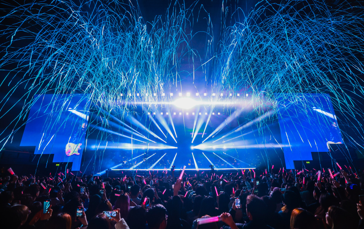 赛场现场气氛火爆，观众热情高涨的简单介绍