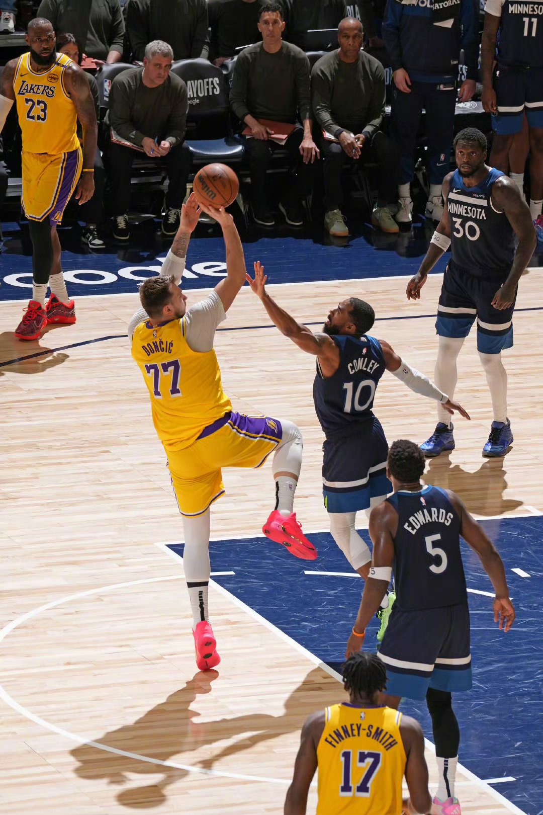 PG电子APP链接-湖人击败掘金，詹姆斯二双表现助球队成功的简单介绍