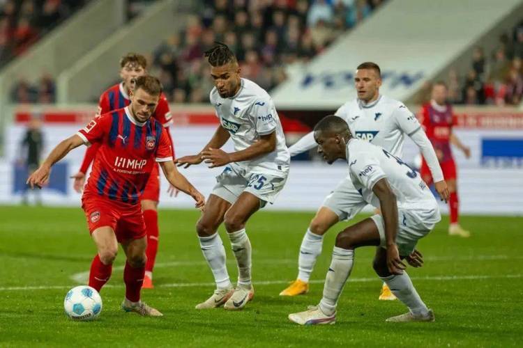 关于沃尔夫斯堡客场逼平汉诺威，德甲榜前位置稳定的信息