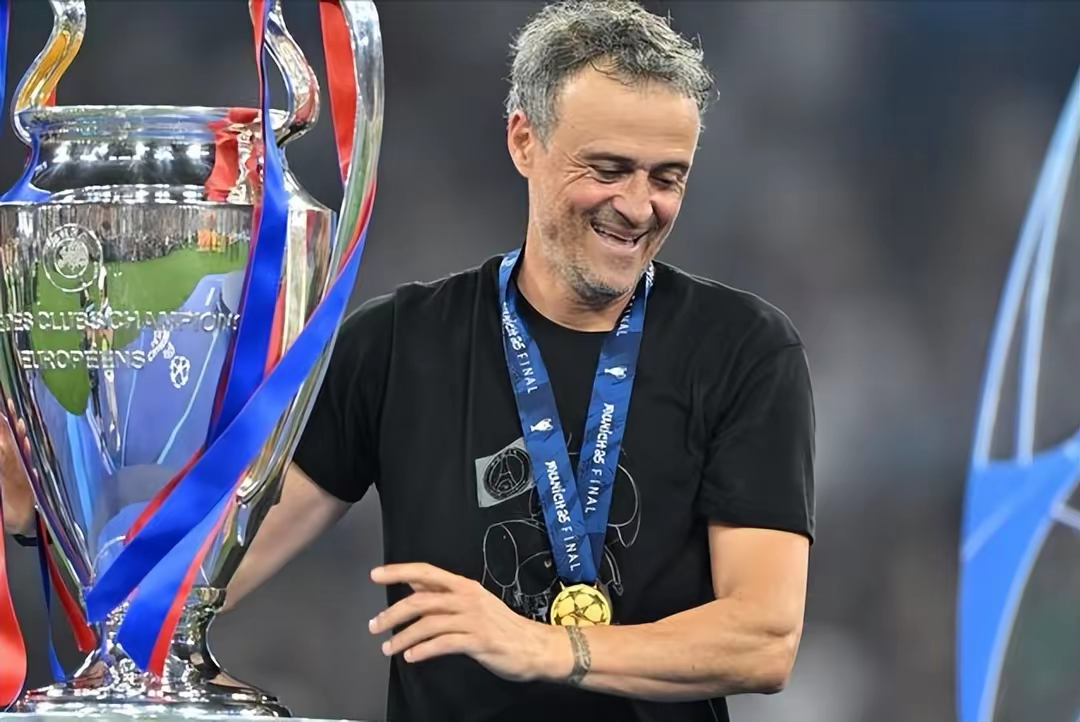 包含巴黎圣日耳曼前锋进球感谢球队合作，赛后专访的词条